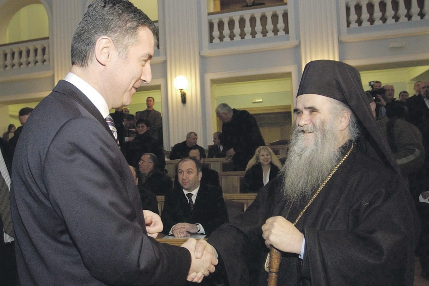 Ko će duže ostati u stolici? Amfilohije bi da krsti Mila pod Ostrogom