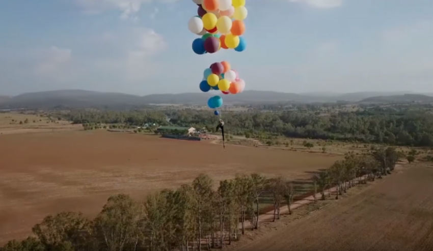 VIDEO: Letio 26 kilometara privezan za helijumske balone