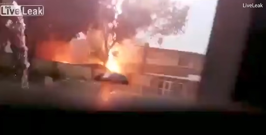 VIDEO: Majka snima igru sina s kišobranom, a onda ga UDARA GROM!