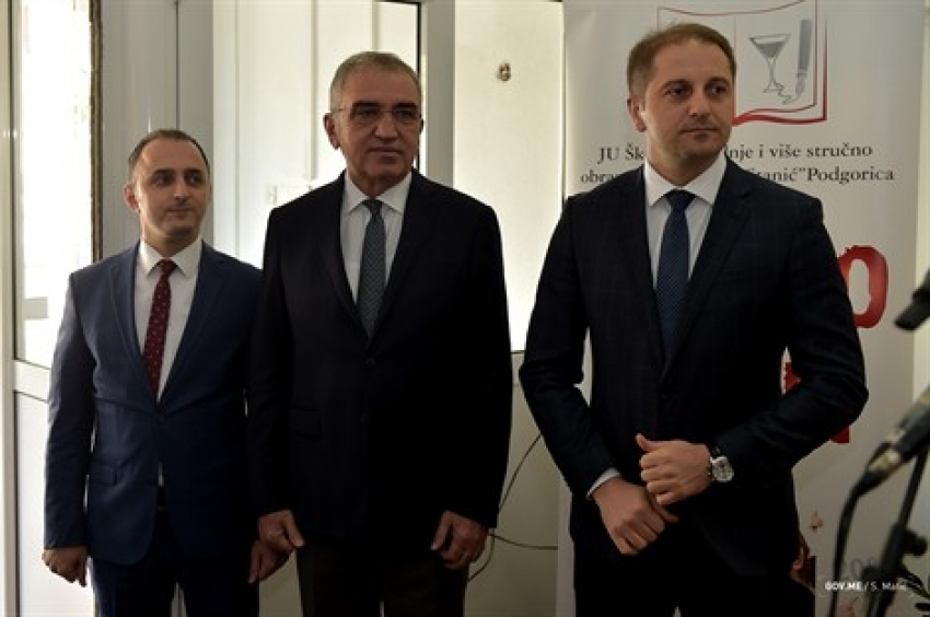 Za kabinete informatike „Sergije Stanić“ 35.000 eura