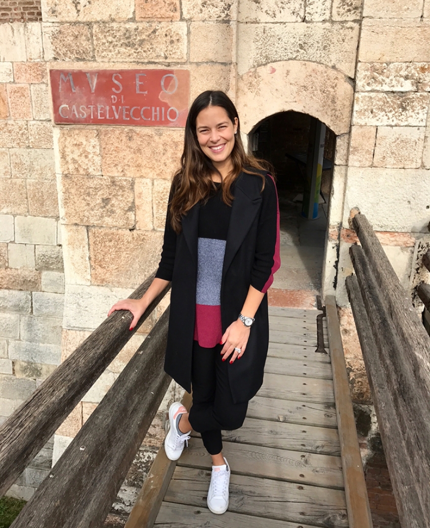 Ana Ivanović u modernoj kombinaciji tokom šetnje Veronom