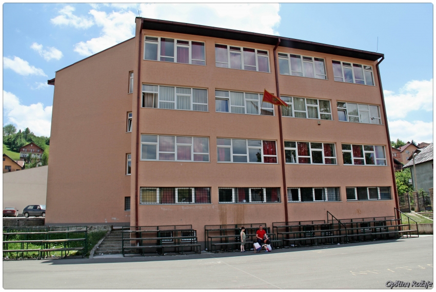 Zbog ekskurzije blokirali ulaz u školu