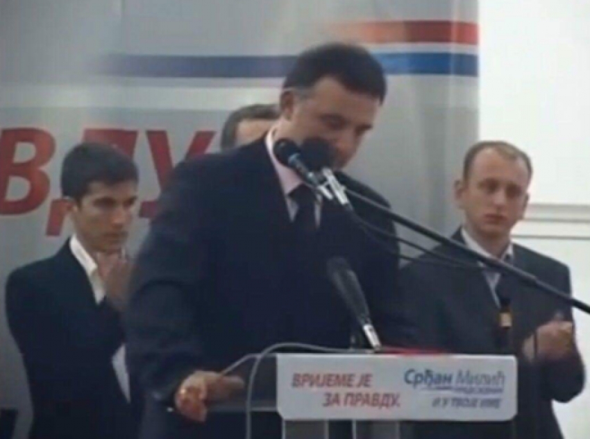 DPS objavio FOTO iz arhive: “Vaš Aleksa” imitira Kneževića, a nekad je strasno klicao Miliću