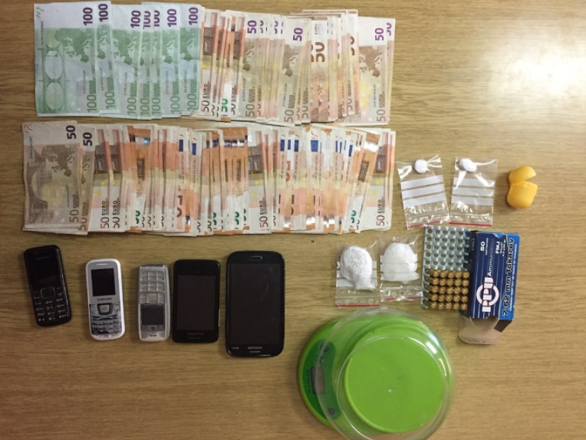 FOTO: Nakon pretresa u Boki jedno uhapšeno, oduzeta “bijesna” kola, pare, droga…