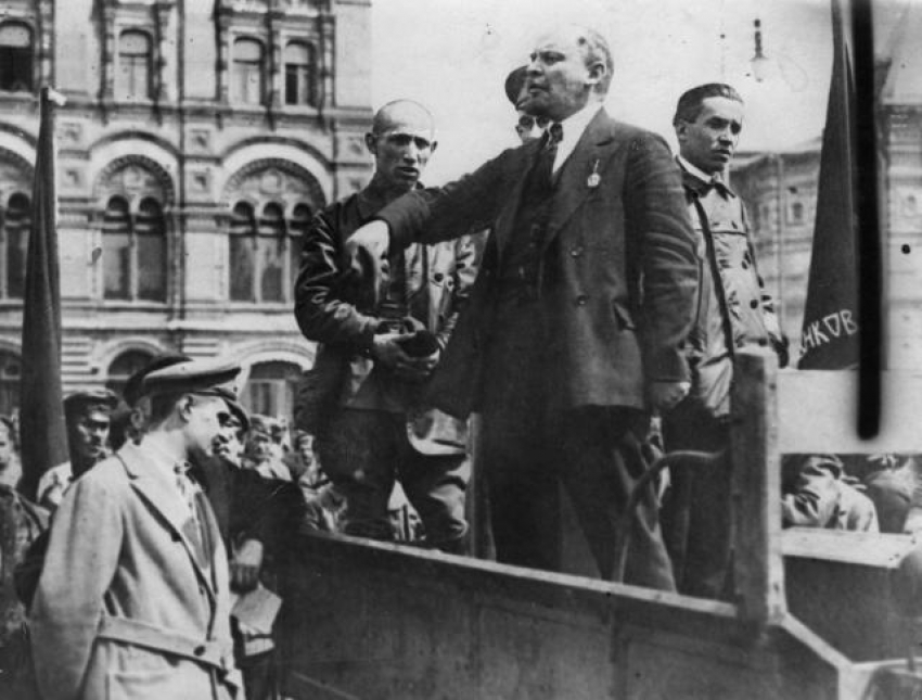 Kako bi izgledala Oktobarska revolucija da je Lenjin imao Tviter?