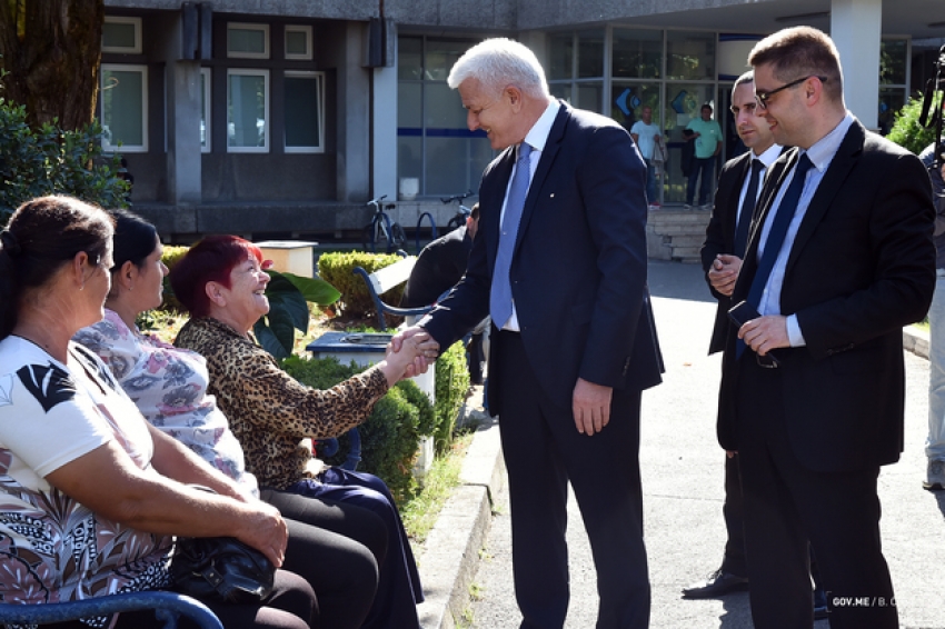 FOTO: Premijer u Kliničkom, pitao se s ljudima, darovao “Knjigu o džungli”…