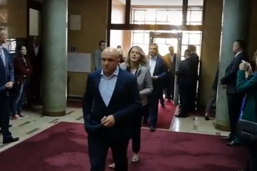VIDEO: Poslanici DF-a bez ikakve pompe ušli u Skupštinu
