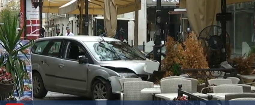 Autom uletio u Knez Mihailovu: Jurio ljude na ulici ne bi li ih zgazio