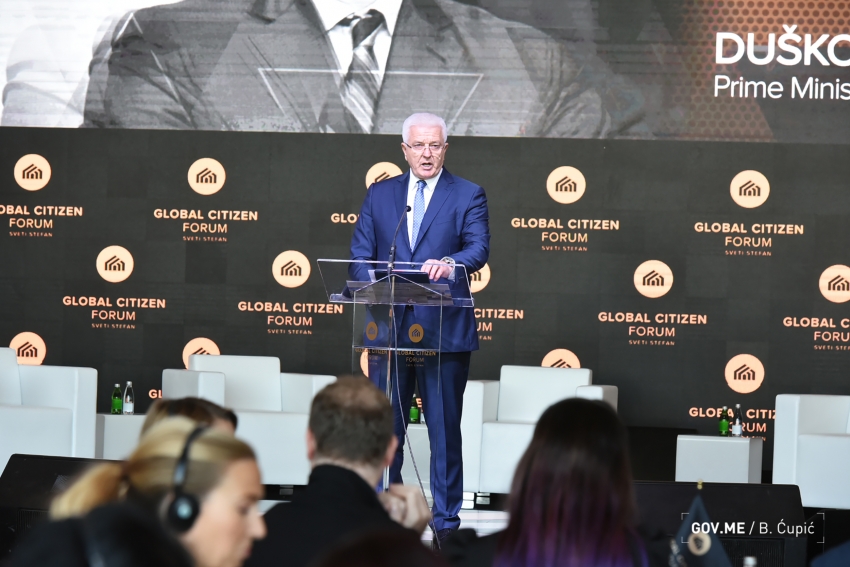 Lazar Ilić o odijelu Markovića: Ili zna, ili ima nekog ko za njega zna, ali, premijeru, skrati rukave!