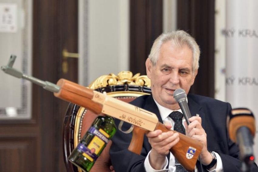 Predsjednik novinarima: Ovo je automat, počnite da se povlačite!