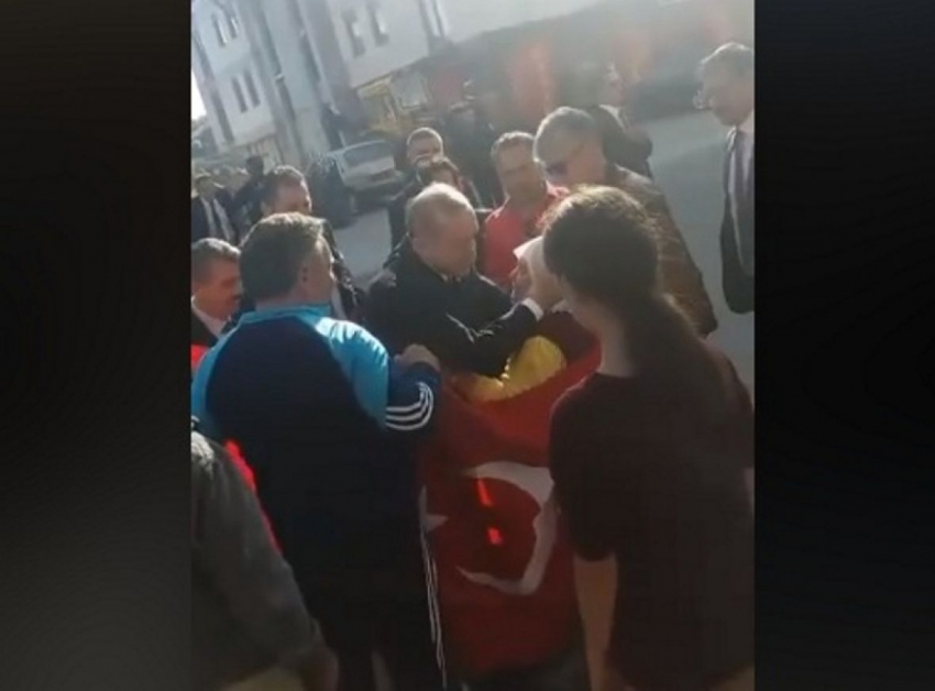 VIDEO: Erdogan zaustavio kolonu vozila kako bi starici poljubio ruku