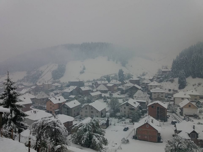 FOTO: Sanke, drva i šterike – Pao snijeg, “pošla struja”