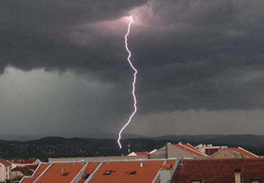 Grom udario u kuću u Tivtu, izgorio krov