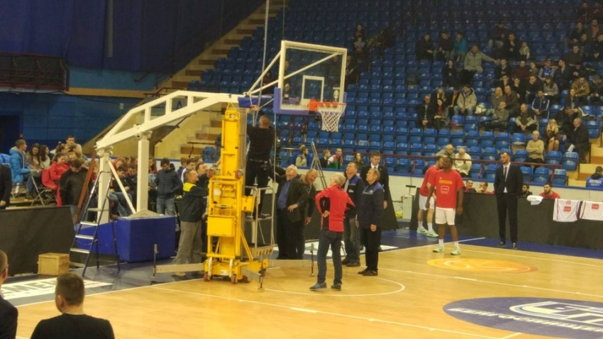 Početak meča Bjelorusija – Crna Gora kasni zbog semafora?!