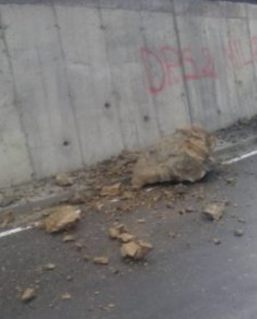 Vozači oprez: Odroni na tek otvorenom putu ka Petnjici