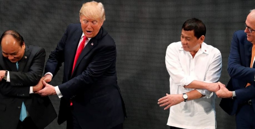 FOTO: Donalde, umiješ li da se pozdraviš? Pogubio se na kratko…