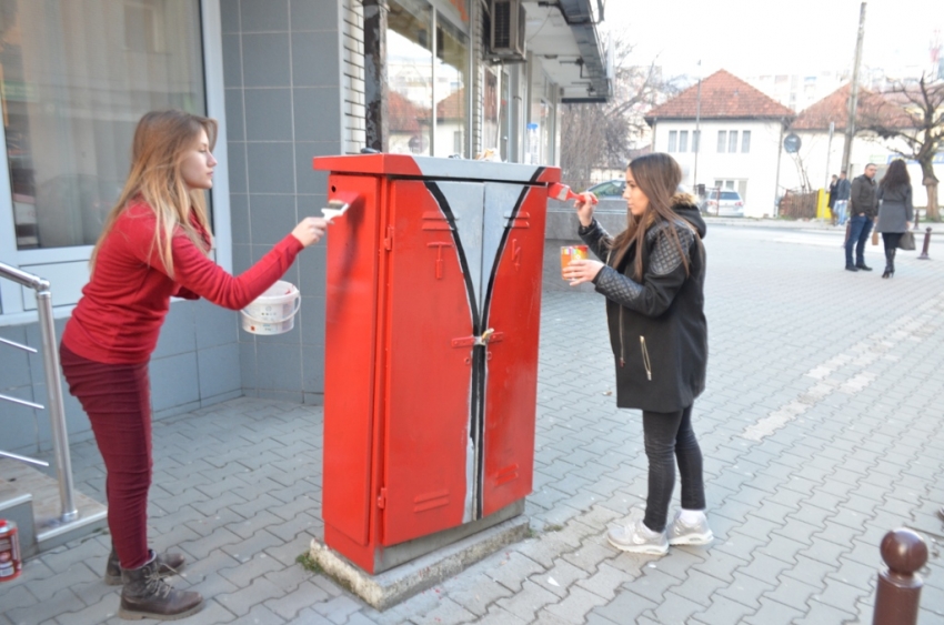 Studenti FVU počeli da ukrašavaju Bijelo Polje