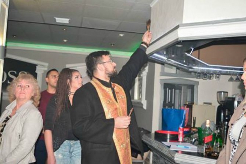 Sveštenici osveštali noćni klub u Pančevu: Sveta vodica pa alkohol
