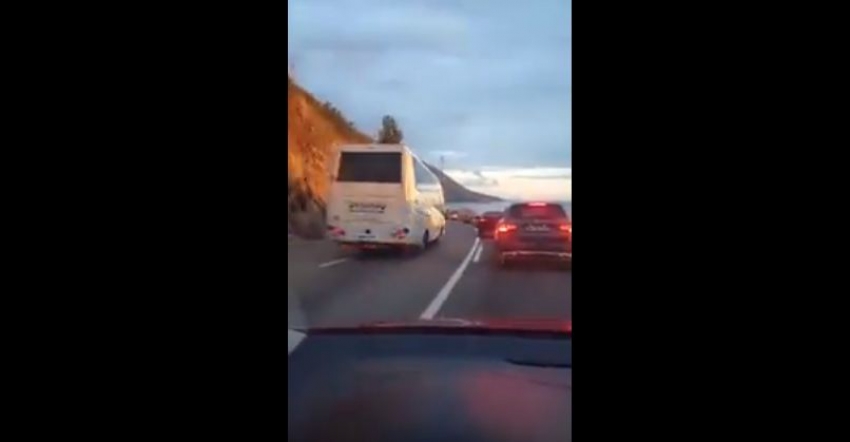 VIDEO – Isplati se, prijavite: Policija našla vozača autobusa koji je obilazio kolonu!