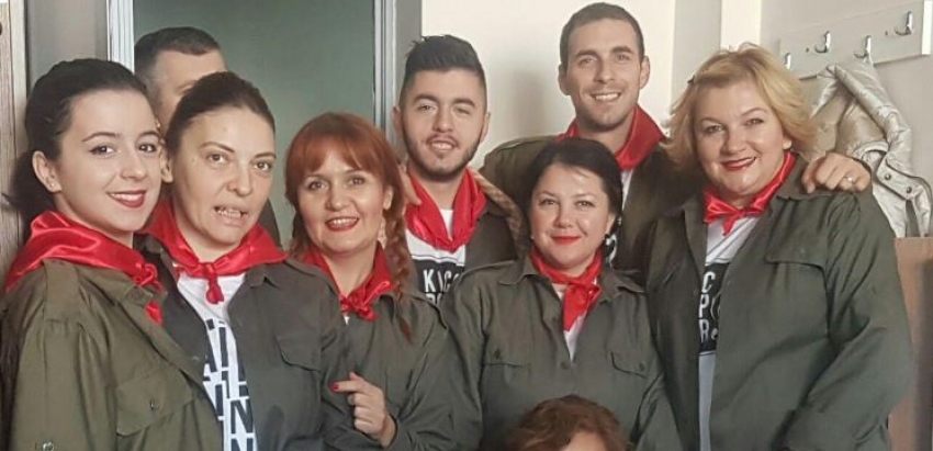 Kao Titograđanka položila zakletvu u O.Š. “Maksim Gorki”, a i danas pjeva “Hej, Sloveni”