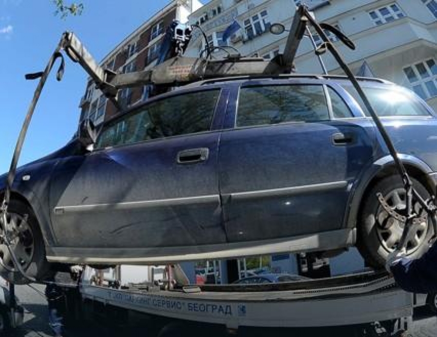 “Pauk” odnio ženi auto sa bebom na zadnjem sjedištu!