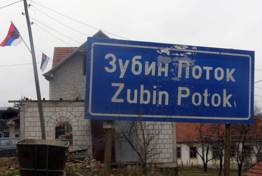 Na kuće Srba u Zubinom Potoku kasno sinoć bačene bombe