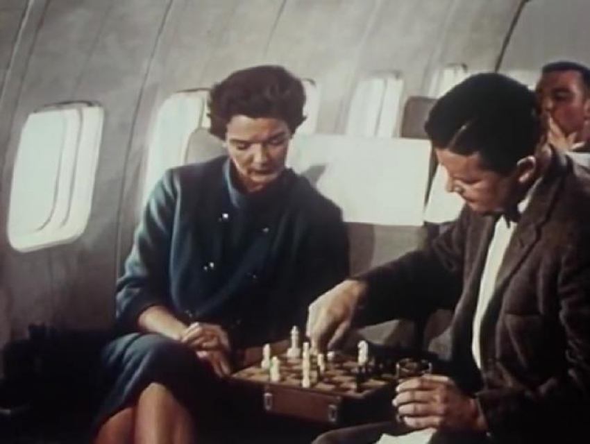 VIDEO – Letenje avionom prije 60 godina: Komfor, duštvene igre, kupatila sa velikim ogledalima…