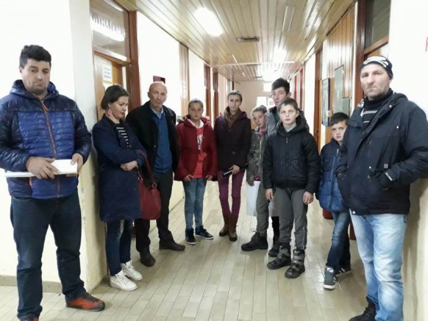 U kombiju koji se prevrnuo bilo 31 dijete, roditelji ogorčeni, djeca povrijedjena i traumirana