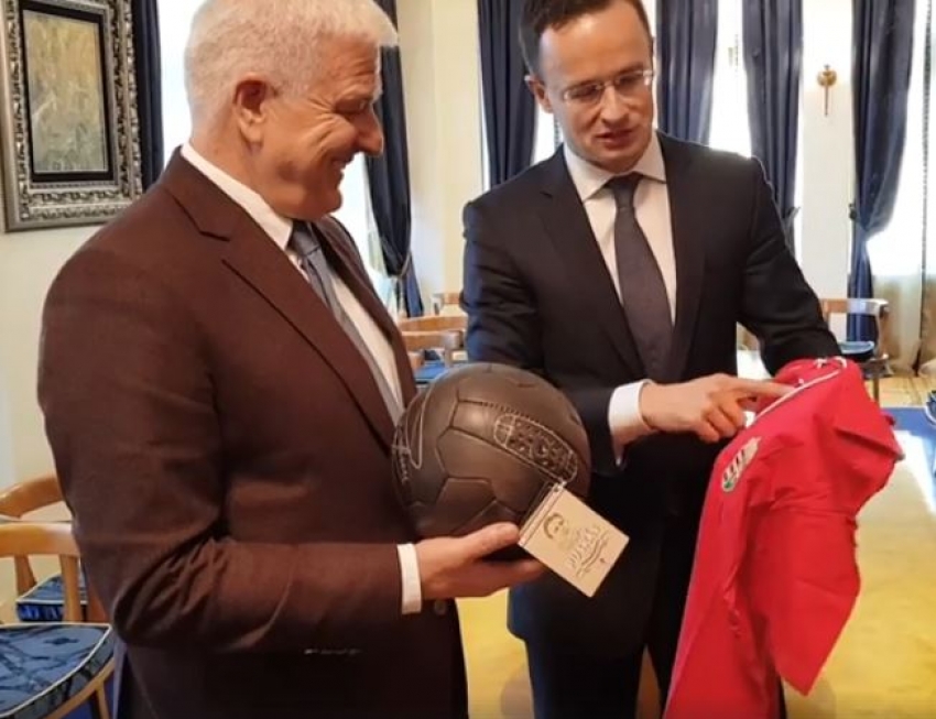 Sijarto poklonio Markoviću dres Puškaša