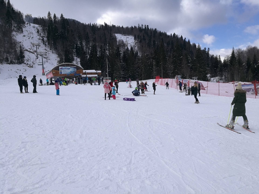 Bjelasica kao Alpi: “Let” na skijama, sankama i bordovima, žurka uz kuvano vino i kačamak, ali i razgovori uz oganj…