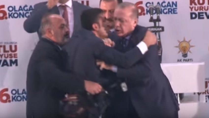 VIDEO: “Skočio” na Erdogana, obezbjeđenje zatajilo