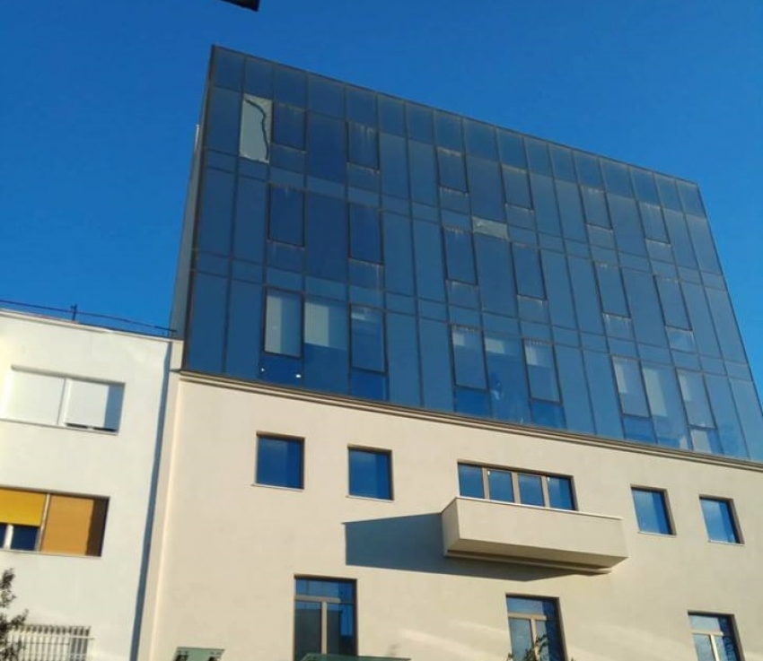 Palo staklo sa fasade Biznis centra Hilton, nema povrijeđenih