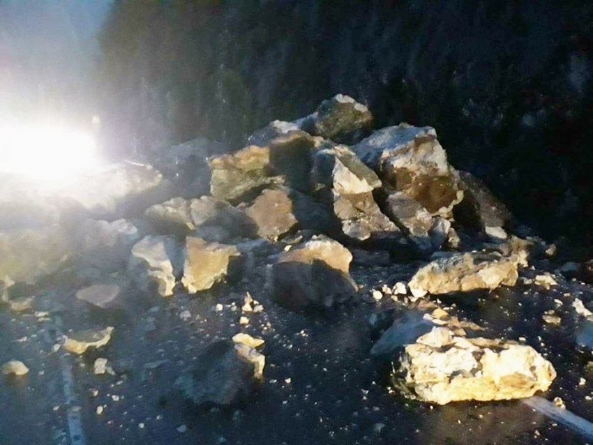 Obrušio se dio brda na putu Risan-Perast, obustavljen saobraćaj