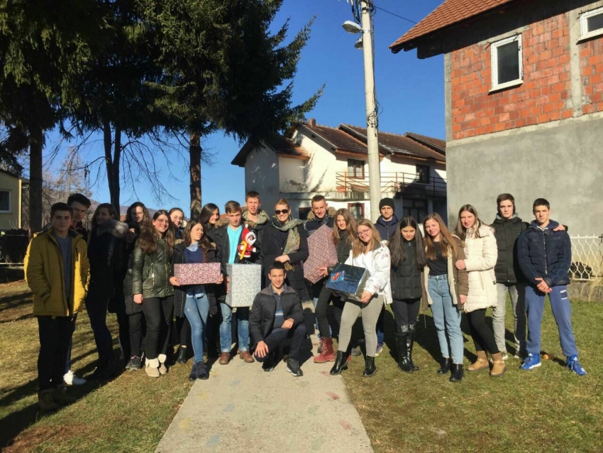 Plav: Učenici SMŠ “Bećo Bašić” podijelili paketiće mališanima u JPU “Dječiji vrtić”