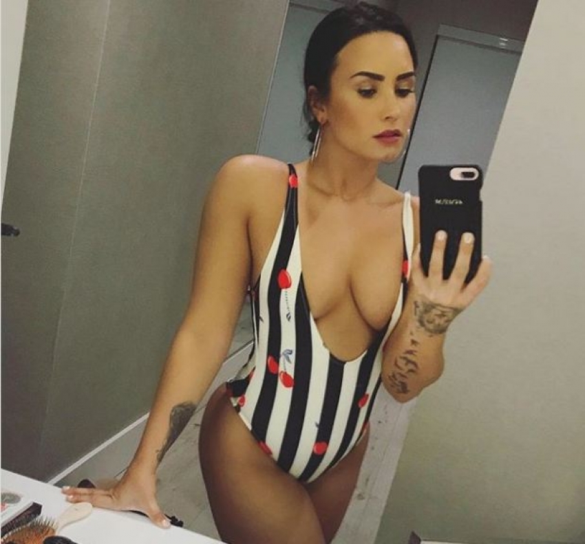 Za nju nema zime: Demi Lovato izbacila grudi i bira kupaći