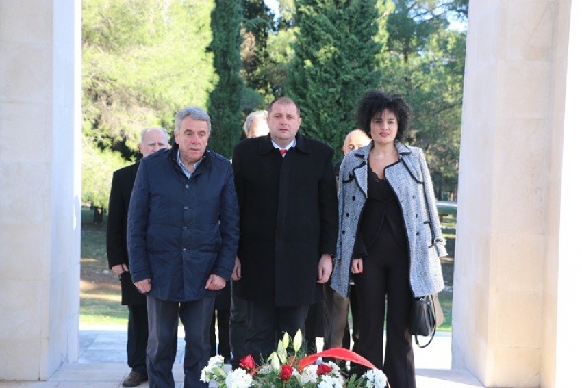 Demokrate položile vijenac na spomenik Partizanu-borcu na Gorici