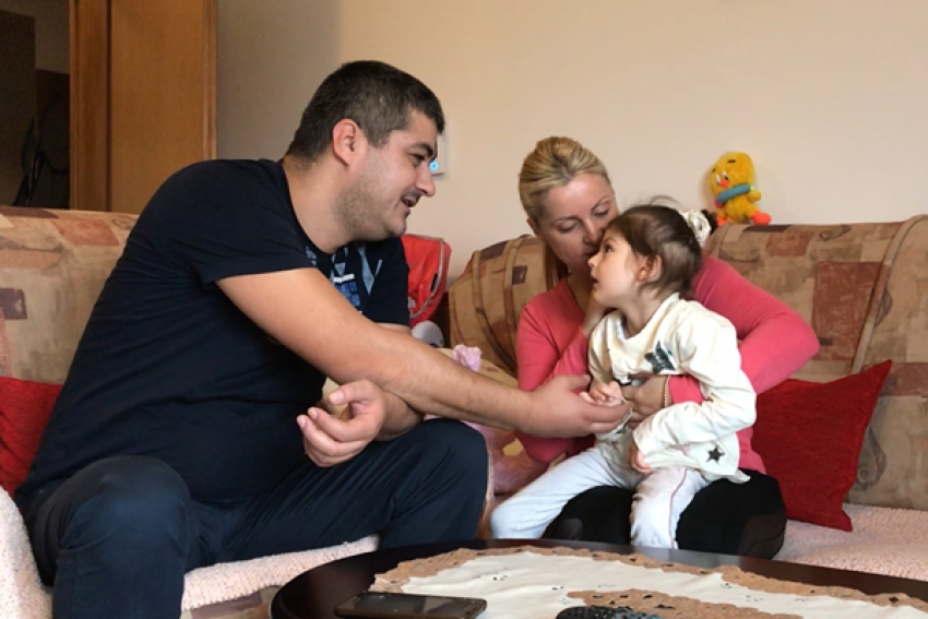 Sakupljen novac za malu Sofije: Nikšićki DPS platiće put i smještaj tokom liječenja