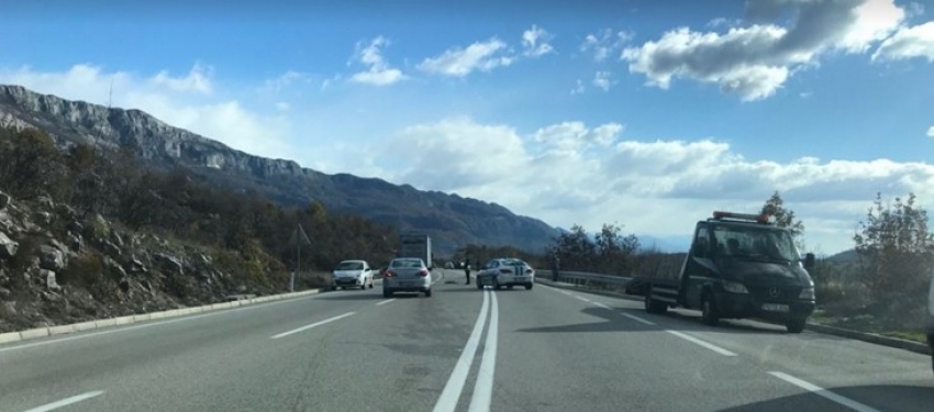 Pokušao da izbjegne lisicu pa udario u bankinu