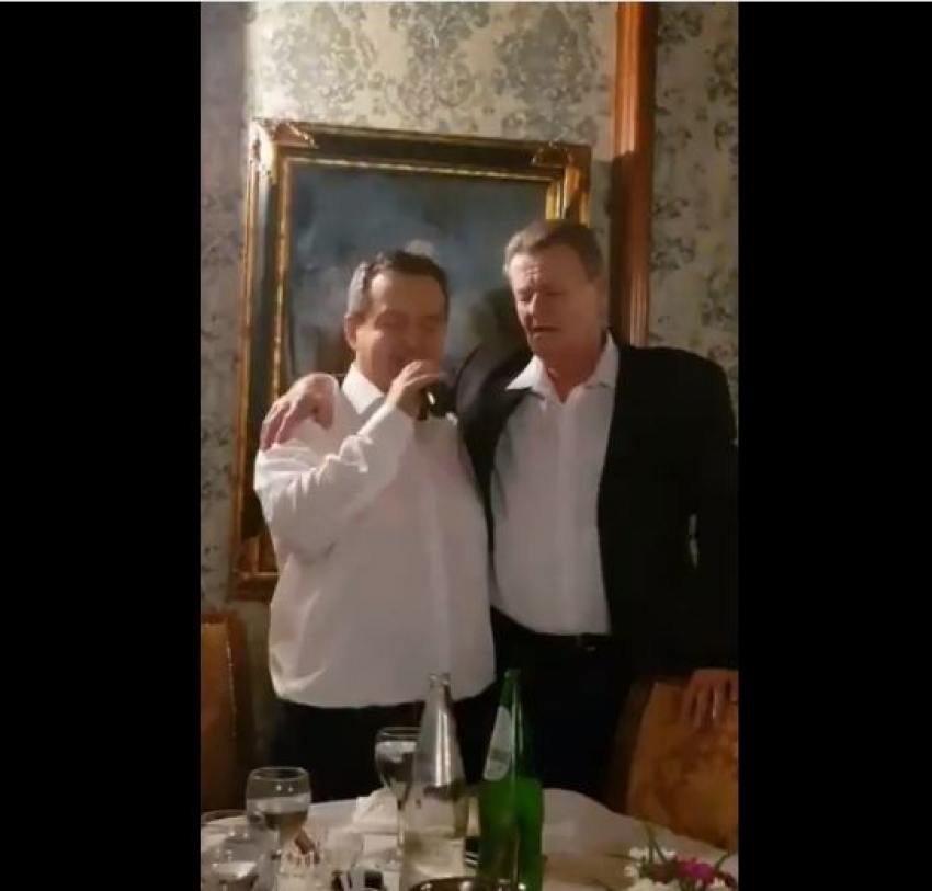 VIDEO – “Živ je Tito, umro nije”: Brozov unuk s Dačićem pjeva “Sa Ovčara i Kablara”
