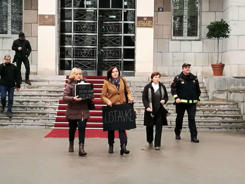 FOTO i VIDEO – Majke se vratile: Mi smo trn u oku poslanicima