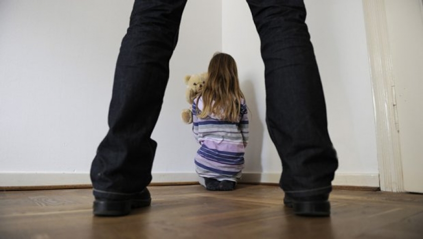 MAJKA MONSTRUM: Tjerala ćerku (13) na seks sa dedom