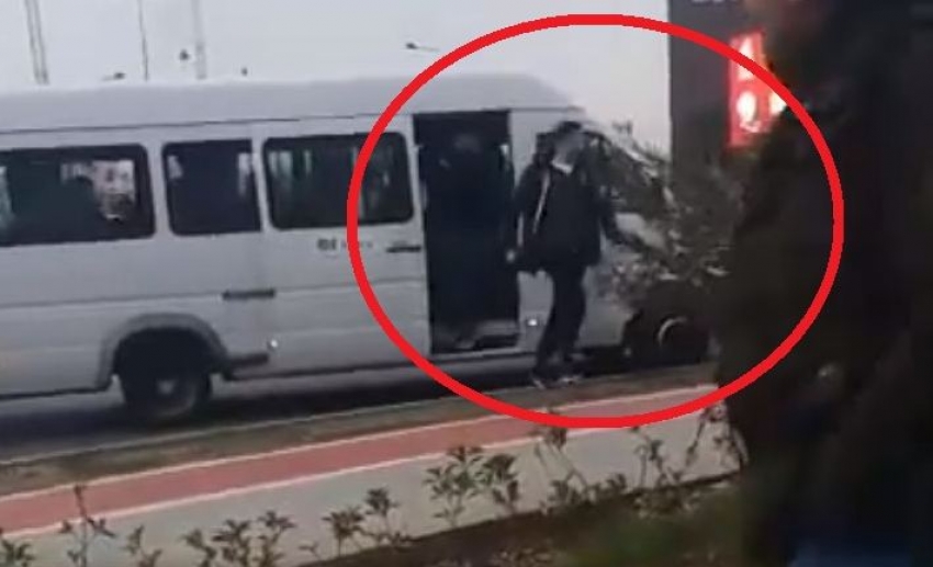 VIDEO: Autom presreo đački prevoz, ušao u autobus i “krvnički udarao nečije dijete”?