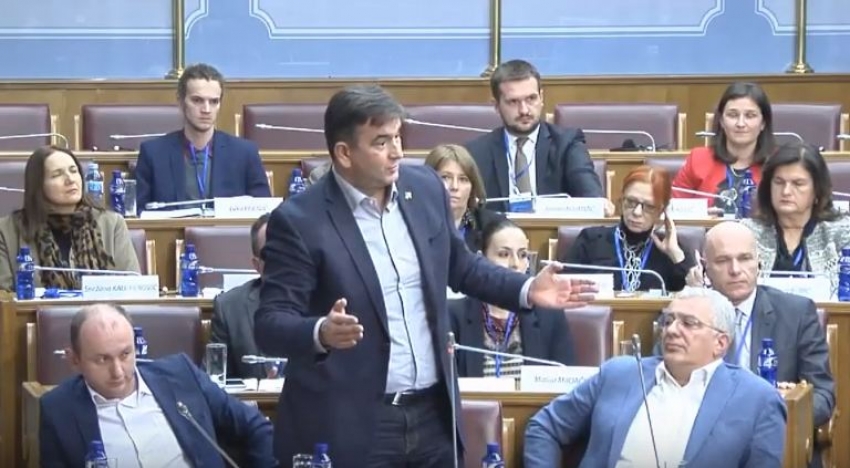 DF se vratio u Skupštinu, od prvog trena burno: Medojević “osuo paljbu” po evropskom poslaniku