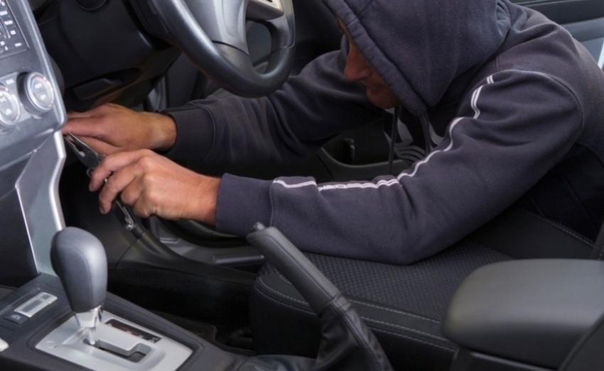 Uhapšeni Alžirci: Krali iz automobila kablove, prsluke, rančeve