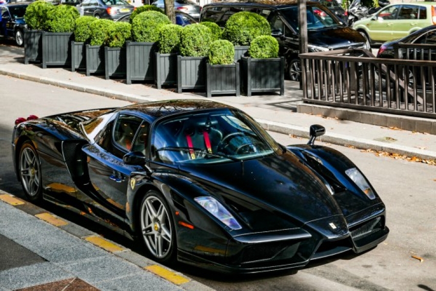 Crni Ferrari Enzo je “supermodel”, među automobilima