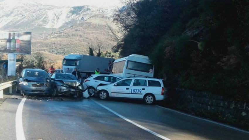 Sveti Stefan: U udesu autobusa i pet automobila povrijeđeno šest osoba