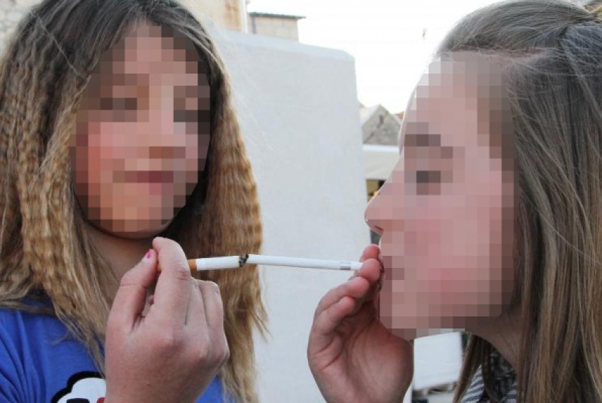 Ludi običaj: Djeca “tradicionalno” puše cigarete