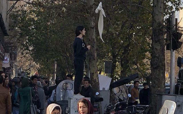 Usprotivila se nametnutom načinu oblačenja: Nestala žena koja je skinula hidžab pred iranskim vlastima
