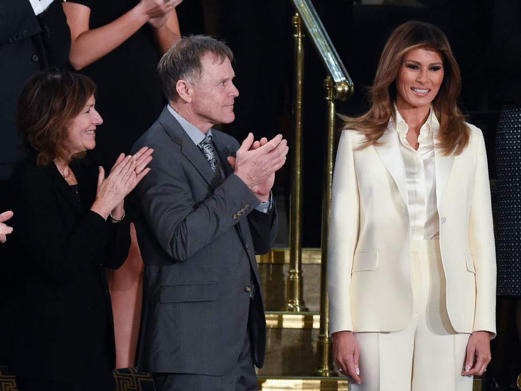 Prva dama pokazala “zube”: Melanija Tramp prekršila tradiciju, u kongres stigla sama i samouvjerena!