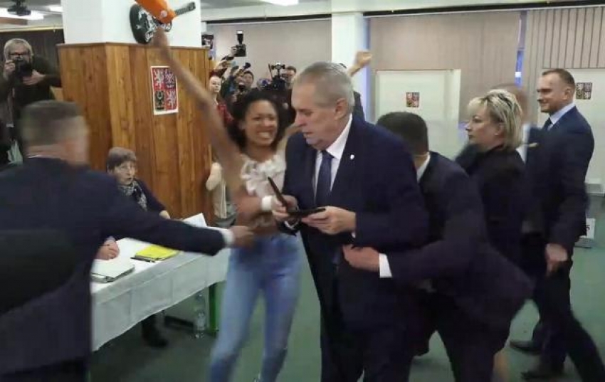 VIDEO – Ukrajinka u toplesu pred Zemana: “Ti si Putinova dr**a”